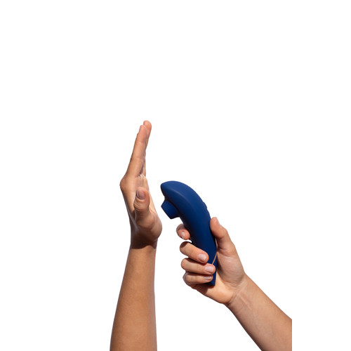 Womanizer Premium 2 Luchtdruk vibrator raspberry hand