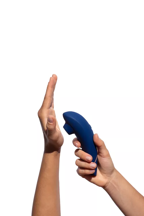 Womanizer Premium 2 Luchtdruk vibrator raspberry hand