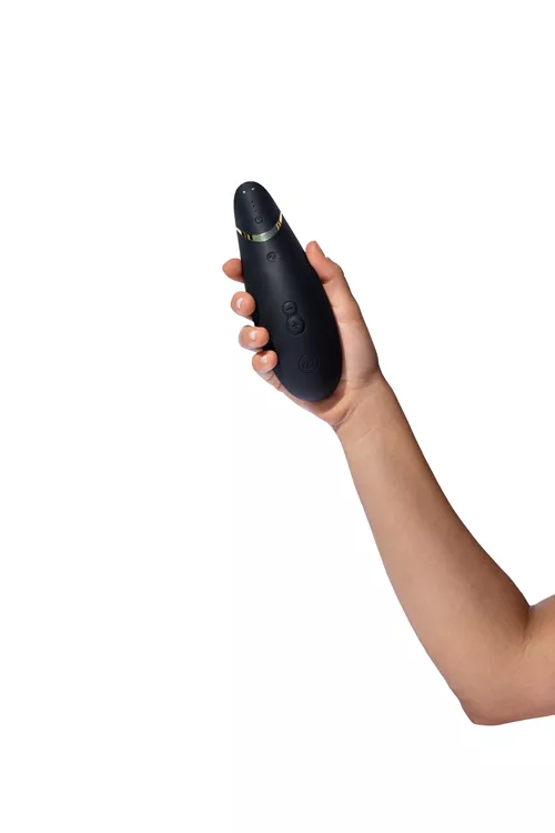 Womanizer Premium 2 Luchtdruk vibrator zwart hand 